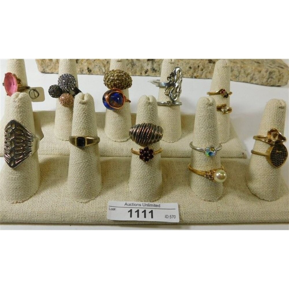 7/1111 Large Lot of Costume Rings